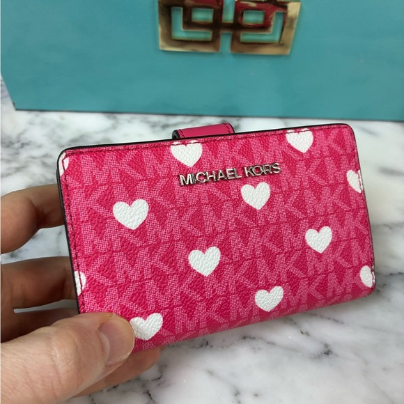 Michael Kors MK Jet Set Travel Hibiscus Pink Heart Bifold Wallet - NWT - Picture 2 of 8